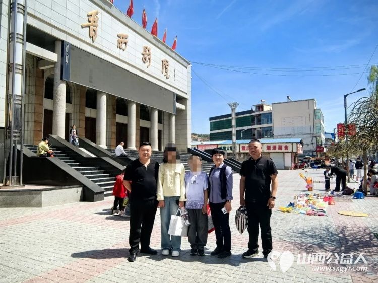 爱心筑暖巢善意润童心----石楼县青年志愿者协会联合石楼县国良汽修厂正式成立国良关爱基金把第一份温暖送到困境姐弟俩的身边资助了水果馒头粮油等生活物资 - 第1张