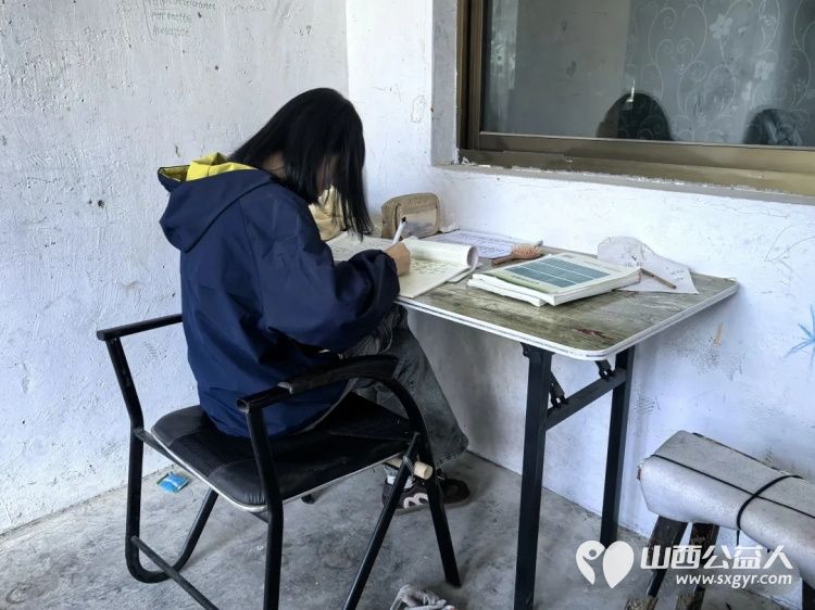 爱心筑暖巢善意润童心----石楼县青年志愿者协会联合石楼县国良汽修厂正式成立国良关爱基金把第一份温暖送到困境姐弟俩的身边资助了水果馒头粮油等生活物资 - 第6张