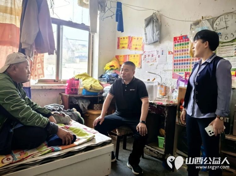 爱心筑暖巢善意润童心----石楼县青年志愿者协会联合石楼县国良汽修厂正式成立国良关爱基金把第一份温暖送到困境姐弟俩的身边资助了水果馒头粮油等生活物资 - 第2张