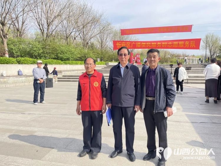 忻府区广播便民群在体育公园举办热爱祖国拥抱和平主题宣讲演唱公益活动抒发了爱国情怀弘扬了和平理念丰富了社区文化生活 - 第3张