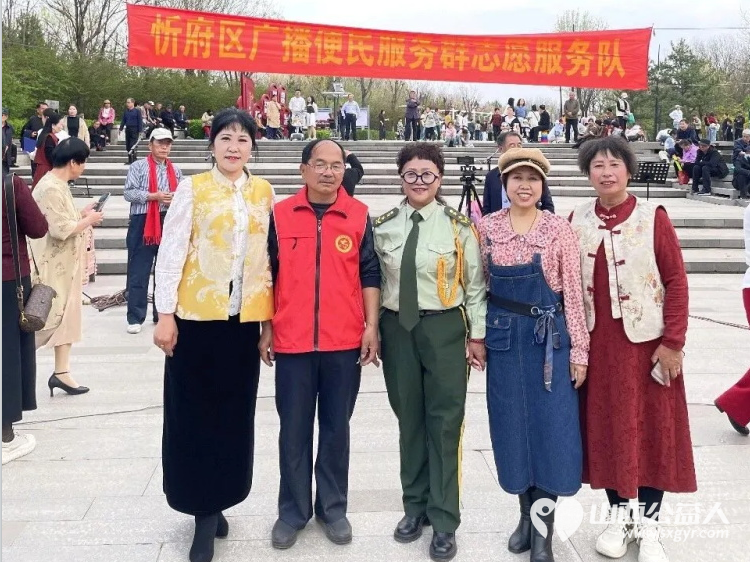 忻府区广播便民群在体育公园举办热爱祖国拥抱和平主题宣讲演唱公益活动抒发了爱国情怀弘扬了和平理念丰富了社区文化生活 - 第4张