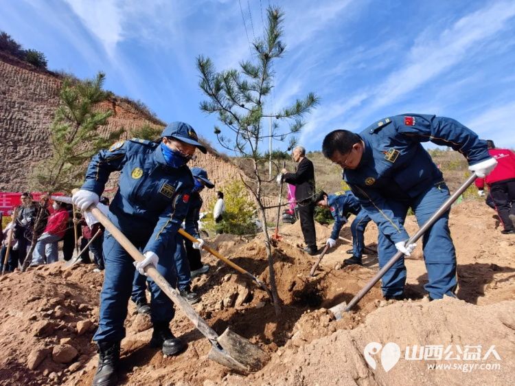 落实双碳行动植绿守护吕梁----吕梁蓝天救援队在离石区信义镇康家岭村泰瑞农场山上积极参与义务植树活动为吕梁生态建设添绿赋能 - 第7张