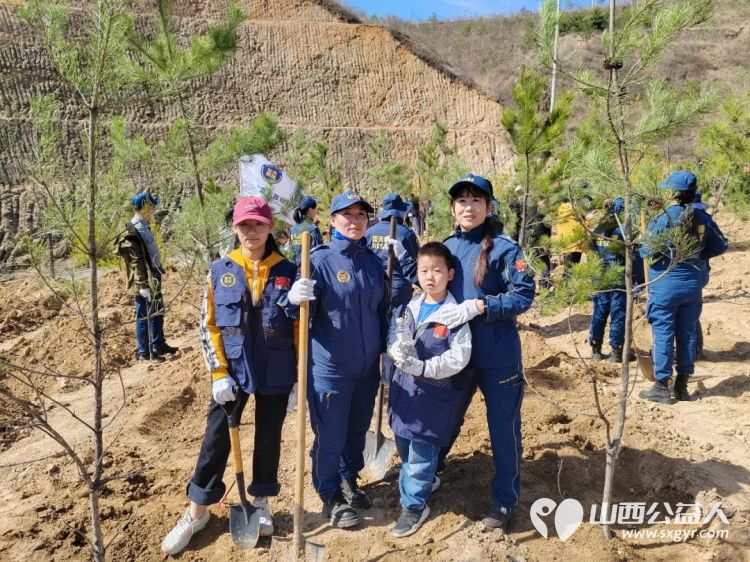 落实双碳行动植绿守护吕梁----吕梁蓝天救援队在离石区信义镇康家岭村泰瑞农场山上积极参与义务植树活动为吕梁生态建设添绿赋能 - 第6张