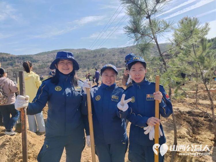 落实双碳行动植绿守护吕梁----吕梁蓝天救援队在离石区信义镇康家岭村泰瑞农场山上积极参与义务植树活动为吕梁生态建设添绿赋能 - 第5张