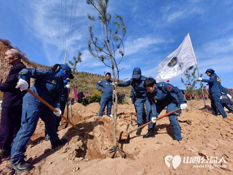 落实双碳行动植绿守护吕梁----吕梁蓝天救援队在离石区信义镇康家岭村泰瑞农场山上积极参与义务植树活动为吕梁生态建设添绿赋能 - 第4张