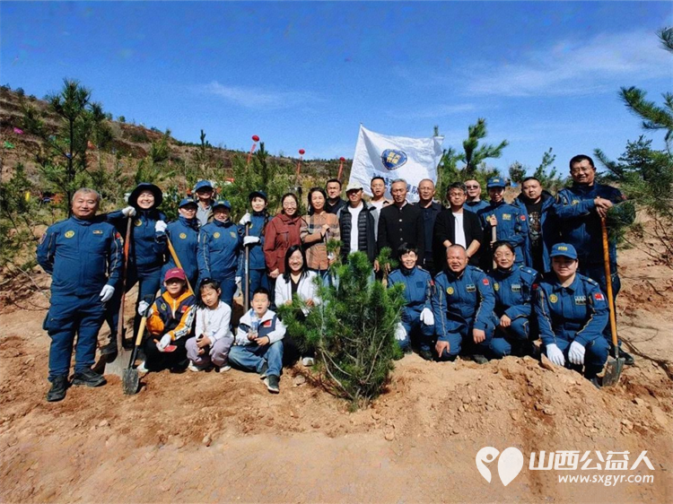 落实双碳行动植绿守护吕梁----吕梁蓝天救援队在离石区信义镇康家岭村泰瑞农场山上积极参与义务植树活动为吕梁生态建设添绿赋能 - 第1张