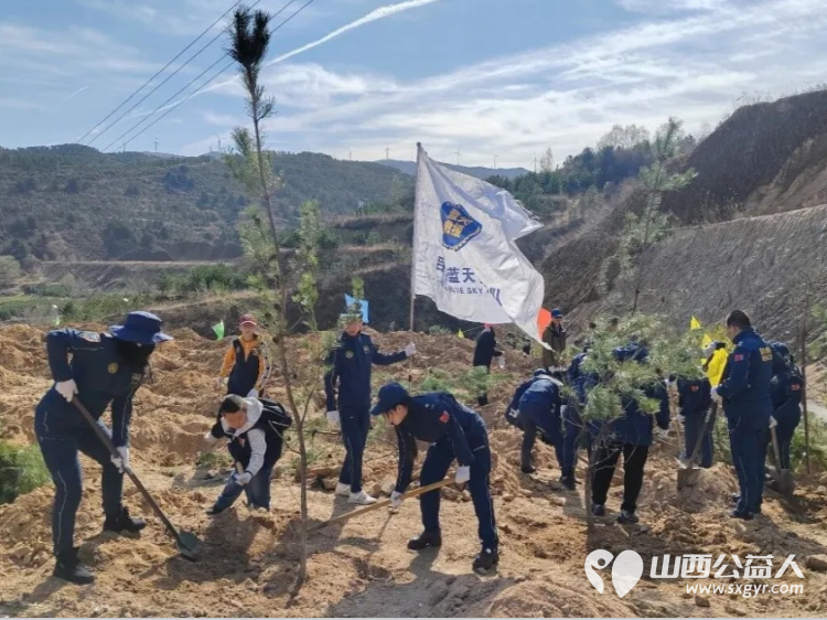 落实双碳行动植绿守护吕梁----吕梁蓝天救援队在离石区信义镇康家岭村泰瑞农场山上积极参与义务植树活动为吕梁生态建设添绿赋能 - 第3张