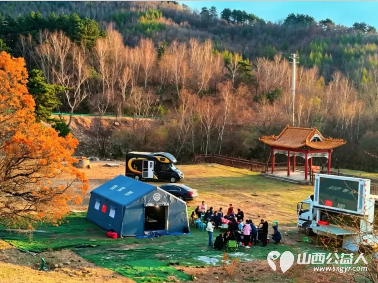 落实双碳行动植绿守护吕梁----吕梁蓝天救援队在离石区信义镇康家岭村泰瑞农场山上积极参与义务植树活动为吕梁生态建设添绿赋能 - 第10张