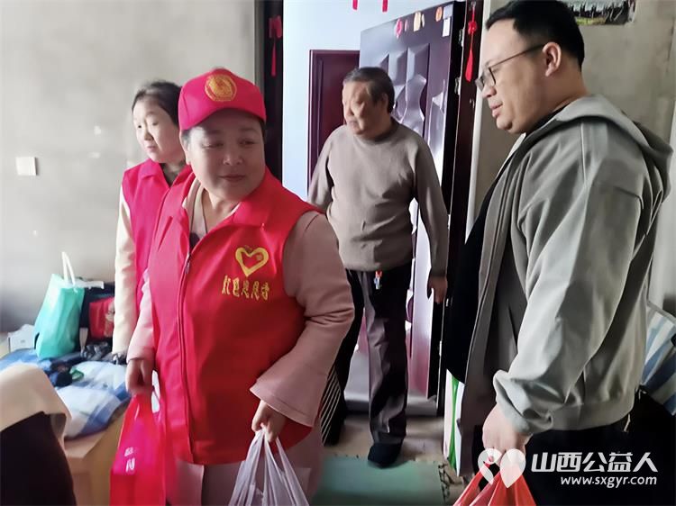 红色志愿行温情暖人心 忻州市志愿者冯丽与常俊丽携手龙岗社区工作人员一同来到健康小区看望71岁的五保户孙文晋老人为老人理发送去了水果纯牛奶馒头等慰问品 - 第4张 - 山西公益人 红色志愿行温情暖人心 忻州市志愿者冯丽与常俊丽携手龙岗社区工作人员一同来到健康小区看望71岁的五保户孙文晋老人为老人理发送去了水果纯牛奶馒头等慰问品 - 第4张