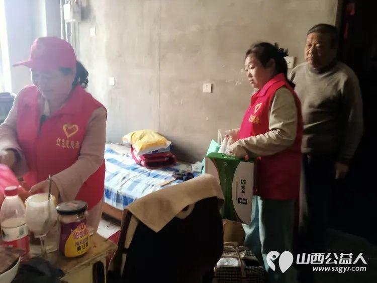 红色志愿行温情暖人心 忻州市志愿者冯丽与常俊丽携手龙岗社区工作人员一同来到健康小区看望71岁的五保户孙文晋老人为老人理发送去了水果纯牛奶馒头等慰问品 - 第3张 - 山西公益人 红色志愿行温情暖人心 忻州市志愿者冯丽与常俊丽携手龙岗社区工作人员一同来到健康小区看望71岁的五保户孙文晋老人为老人理发送去了水果纯牛奶馒头等慰问品 - 第3张