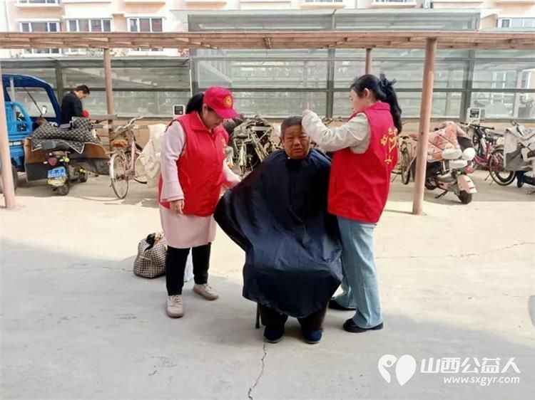 红色志愿行温情暖人心 忻州市志愿者冯丽与常俊丽携手龙岗社区工作人员一同来到健康小区看望71岁的五保户孙文晋老人为老人理发送去了水果纯牛奶馒头等慰问品 - 第8张 - 山西公益人 红色志愿行温情暖人心 忻州市志愿者冯丽与常俊丽携手龙岗社区工作人员一同来到健康小区看望71岁的五保户孙文晋老人为老人理发送去了水果纯牛奶馒头等慰问品 - 第8张