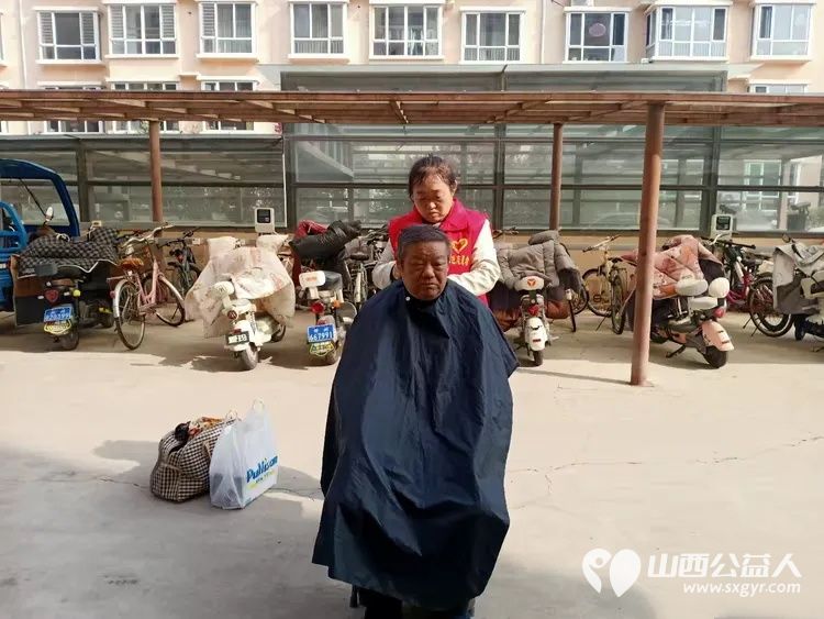 红色志愿行温情暖人心 忻州市志愿者冯丽与常俊丽携手龙岗社区工作人员一同来到健康小区看望71岁的五保户孙文晋老人为老人理发送去了水果纯牛奶馒头等慰问品 - 第7张 - 山西公益人 红色志愿行温情暖人心 忻州市志愿者冯丽与常俊丽携手龙岗社区工作人员一同来到健康小区看望71岁的五保户孙文晋老人为老人理发送去了水果纯牛奶馒头等慰问品 - 第7张