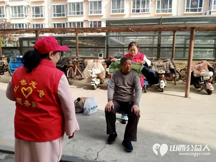红色志愿行温情暖人心 忻州市志愿者冯丽与常俊丽携手龙岗社区工作人员一同来到健康小区看望71岁的五保户孙文晋老人为老人理发送去了水果纯牛奶馒头等慰问品 - 第5张 - 山西公益人 红色志愿行温情暖人心 忻州市志愿者冯丽与常俊丽携手龙岗社区工作人员一同来到健康小区看望71岁的五保户孙文晋老人为老人理发送去了水果纯牛奶馒头等慰问品 - 第5张