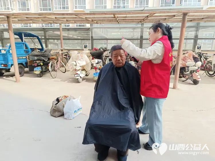 红色志愿行温情暖人心 忻州市志愿者冯丽与常俊丽携手龙岗社区工作人员一同来到健康小区看望71岁的五保户孙文晋老人为老人理发送去了水果纯牛奶馒头等慰问品 - 第6张 - 山西公益人 红色志愿行温情暖人心 忻州市志愿者冯丽与常俊丽携手龙岗社区工作人员一同来到健康小区看望71岁的五保户孙文晋老人为老人理发送去了水果纯牛奶馒头等慰问品 - 第6张