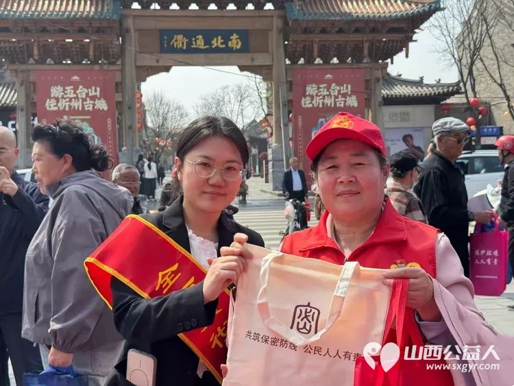 红色志愿行温情暖人心 忻州市志愿者冯丽与常俊丽携手龙岗社区工作人员一同来到健康小区看望71岁的五保户孙文晋老人为老人理发送去了水果纯牛奶馒头等慰问品 - 第11张 - 山西公益人 红色志愿行温情暖人心 忻州市志愿者冯丽与常俊丽携手龙岗社区工作人员一同来到健康小区看望71岁的五保户孙文晋老人为老人理发送去了水果纯牛奶馒头等慰问品 - 第11张