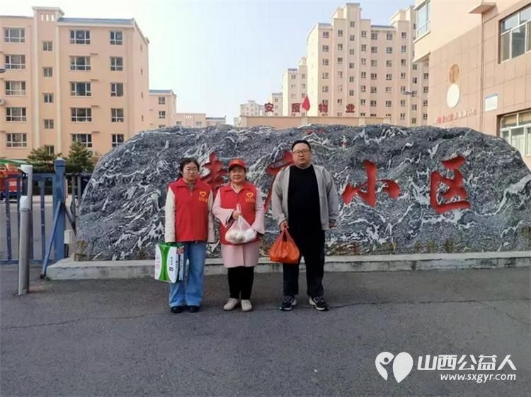 红色志愿行温情暖人心 忻州市志愿者冯丽与常俊丽携手龙岗社区工作人员一同来到健康小区看望71岁的五保户孙文晋老人为老人理发送去了水果纯牛奶馒头等慰问品 - 第1张 - 山西公益人 红色志愿行温情暖人心 忻州市志愿者冯丽与常俊丽携手龙岗社区工作人员一同来到健康小区看望71岁的五保户孙文晋老人为老人理发送去了水果纯牛奶馒头等慰问品 - 第1张