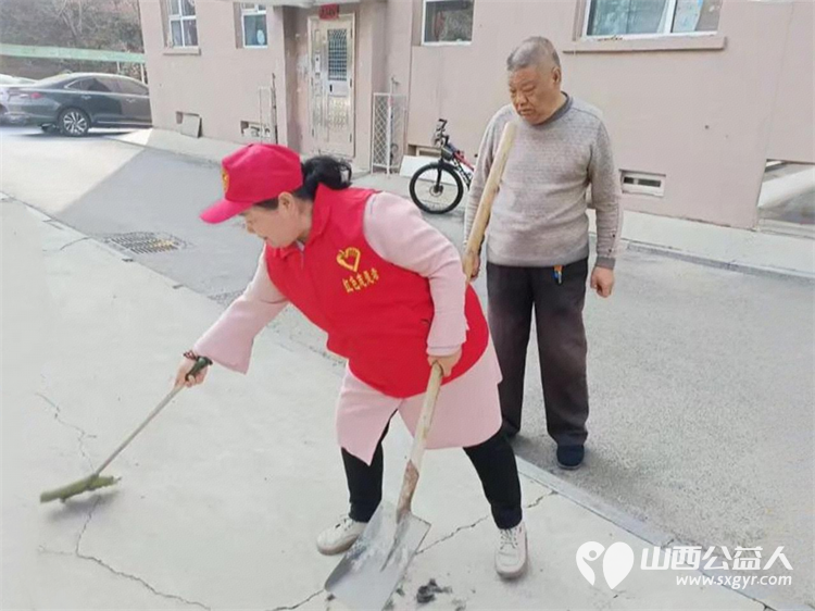 红色志愿行温情暖人心 忻州市志愿者冯丽与常俊丽携手龙岗社区工作人员一同来到健康小区看望71岁的五保户孙文晋老人为老人理发送去了水果纯牛奶馒头等慰问品 - 第9张 - 山西公益人 红色志愿行温情暖人心 忻州市志愿者冯丽与常俊丽携手龙岗社区工作人员一同来到健康小区看望71岁的五保户孙文晋老人为老人理发送去了水果纯牛奶馒头等慰问品 - 第9张