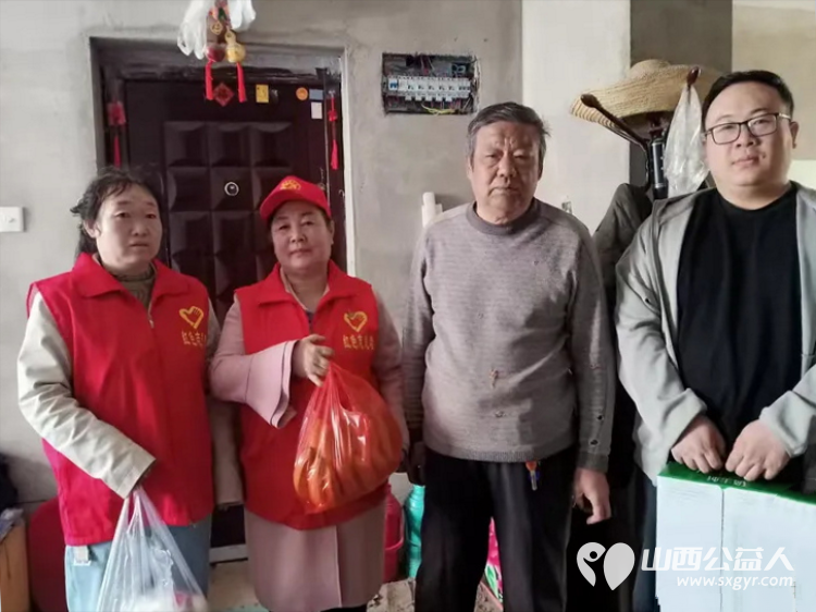 红色志愿行温情暖人心 忻州市志愿者冯丽与常俊丽携手龙岗社区工作人员一同来到健康小区看望71岁的五保户孙文晋老人为老人理发送去了水果纯牛奶馒头等慰问品 - 第2张 - 山西公益人 红色志愿行温情暖人心 忻州市志愿者冯丽与常俊丽携手龙岗社区工作人员一同来到健康小区看望71岁的五保户孙文晋老人为老人理发送去了水果纯牛奶馒头等慰问品 - 第2张