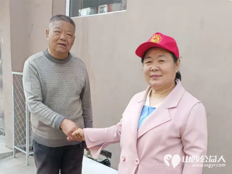 红色志愿行温情暖人心 忻州市志愿者冯丽与常俊丽携手龙岗社区工作人员一同来到健康小区看望71岁的五保户孙文晋老人为老人理发送去了水果纯牛奶馒头等慰问品 - 第10张 - 山西公益人 红色志愿行温情暖人心 忻州市志愿者冯丽与常俊丽携手龙岗社区工作人员一同来到健康小区看望71岁的五保户孙文晋老人为老人理发送去了水果纯牛奶馒头等慰问品 - 第10张