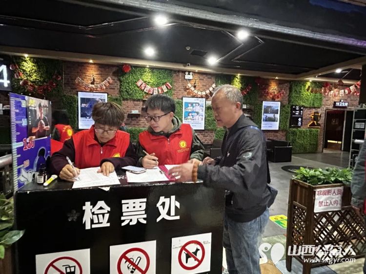 阳泉市义工联合会联合九达国际影城邀请99位老人免费观看了热播电影《我，许可》让老人们多了一段欢聚相伴的时光 - 第6张