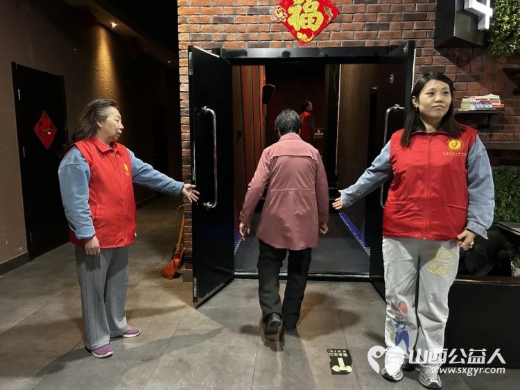 阳泉市义工联合会联合九达国际影城邀请99位老人免费观看了热播电影《我，许可》让老人们多了一段欢聚相伴的时光 - 第9张