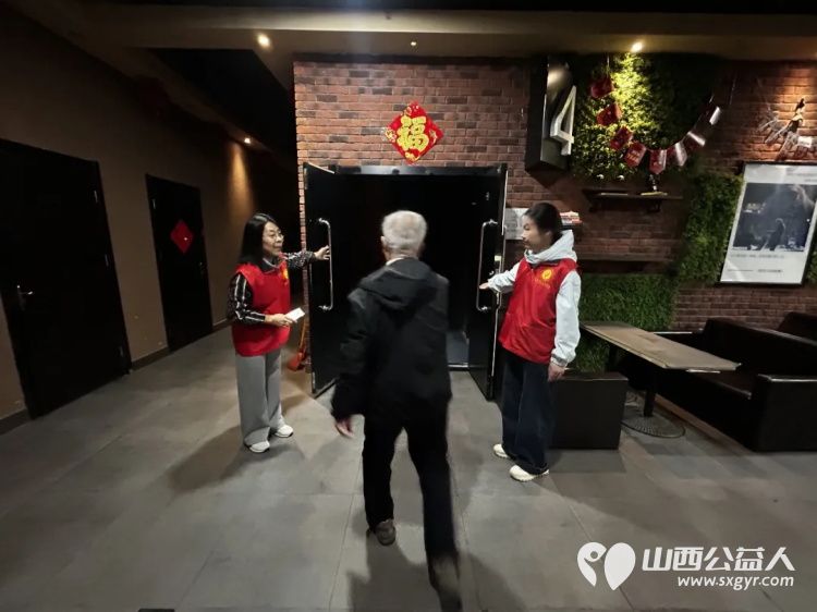 阳泉市义工联合会联合九达国际影城邀请99位老人免费观看了热播电影《我，许可》让老人们多了一段欢聚相伴的时光 - 第8张