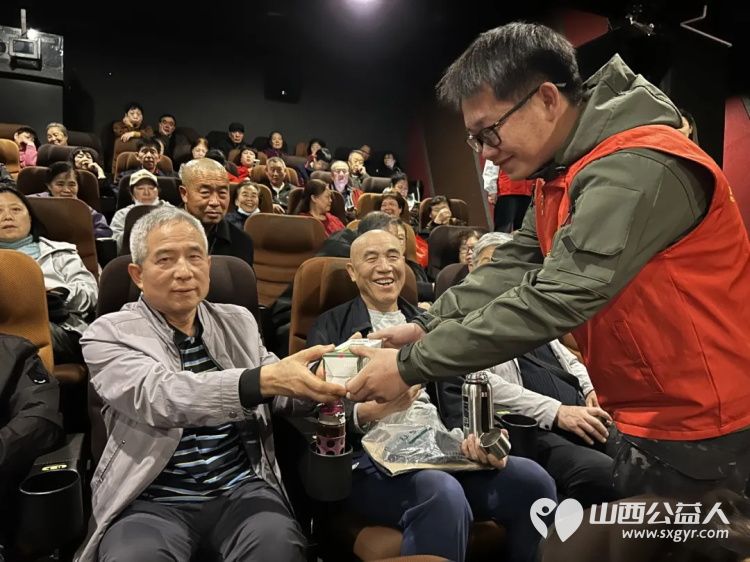 阳泉市义工联合会联合九达国际影城邀请99位老人免费观看了热播电影《我，许可》让老人们多了一段欢聚相伴的时光 - 第11张
