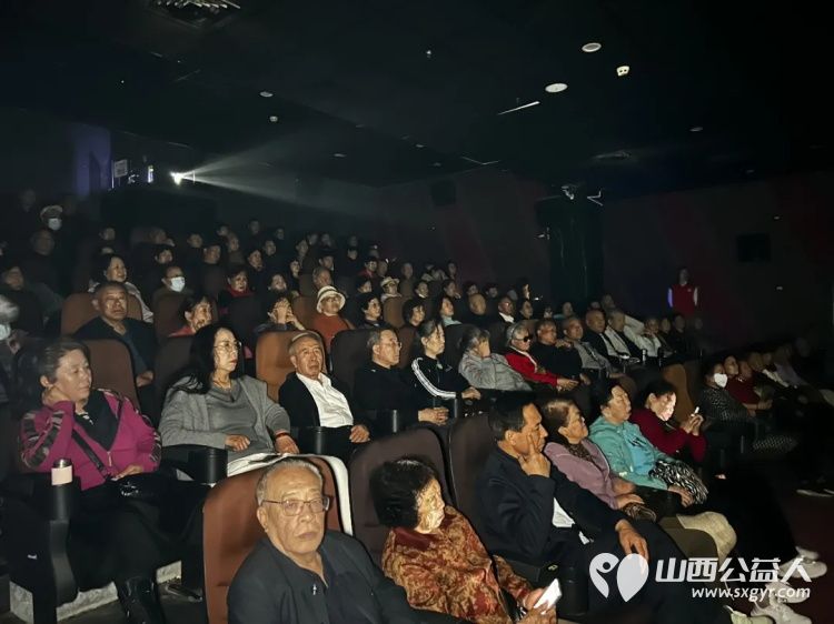 阳泉市义工联合会联合九达国际影城邀请99位老人免费观看了热播电影《我，许可》让老人们多了一段欢聚相伴的时光 - 第12张