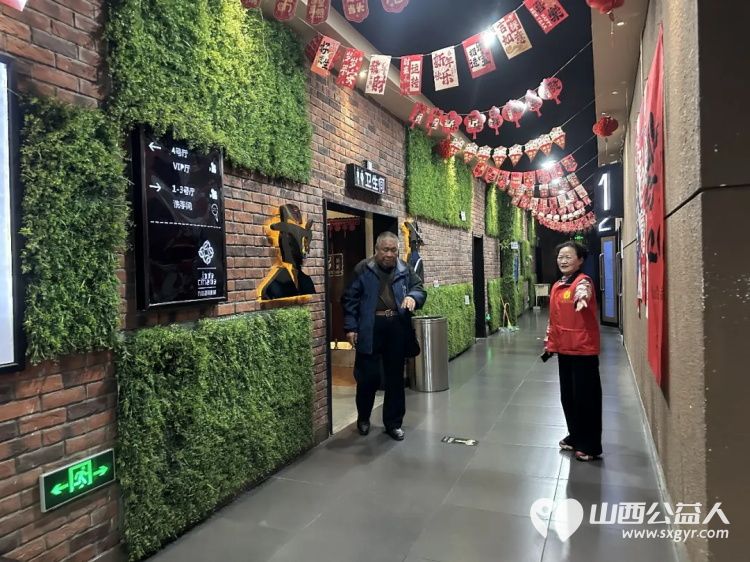 阳泉市义工联合会联合九达国际影城邀请99位老人免费观看了热播电影《我，许可》让老人们多了一段欢聚相伴的时光 - 第14张