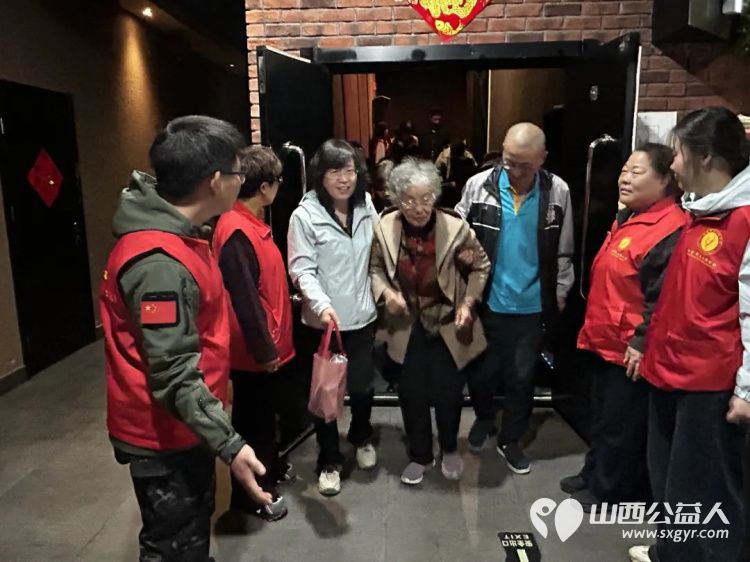 阳泉市义工联合会联合九达国际影城邀请99位老人免费观看了热播电影《我，许可》让老人们多了一段欢聚相伴的时光 - 第16张