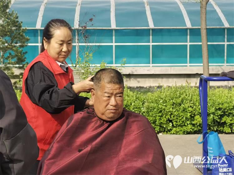 志愿服务进社区健康活动暖人心----介休市敬老协会2026年4月15日走进介休市北坛街道花园街社区泰康嘉苑为社区所有老人爱心理发义诊让尊老敬老在社区落地生根 - 第21张