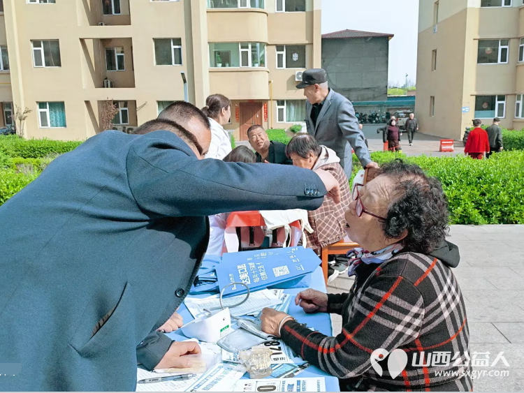 志愿服务进社区健康活动暖人心----介休市敬老协会2026年4月15日走进介休市北坛街道花园街社区泰康嘉苑为社区所有老人爱心理发义诊让尊老敬老在社区落地生根 - 第28张
