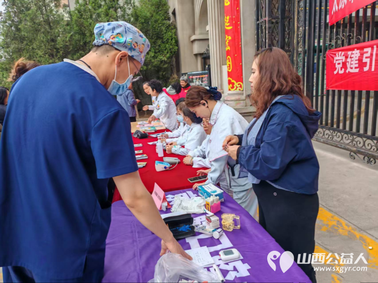 党建引领促健康义诊服务进社区----太原市杏花岭区坝陵桥街道、杏花红志愿服务中心开展主题便民服务活动义诊理发全方位一站式服务社区居民 - 第2张