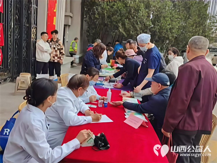 党建引领促健康义诊服务进社区----太原市杏花岭区坝陵桥街道、杏花红志愿服务中心开展主题便民服务活动义诊理发全方位一站式服务社区居民 - 第3张