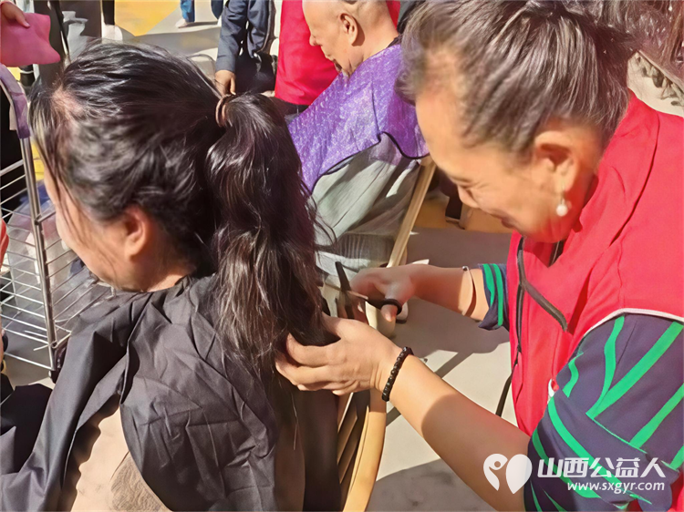 党建引领促健康义诊服务进社区----太原市杏花岭区坝陵桥街道、杏花红志愿服务中心开展主题便民服务活动义诊理发全方位一站式服务社区居民 - 第9张