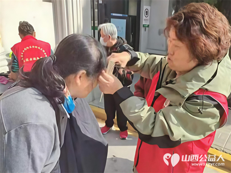 党建引领促健康义诊服务进社区----太原市杏花岭区坝陵桥街道、杏花红志愿服务中心开展主题便民服务活动义诊理发全方位一站式服务社区居民 - 第7张