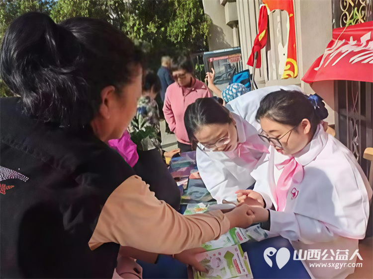 党建引领促健康义诊服务进社区----太原市杏花岭区坝陵桥街道、杏花红志愿服务中心开展主题便民服务活动义诊理发全方位一站式服务社区居民 - 第4张
