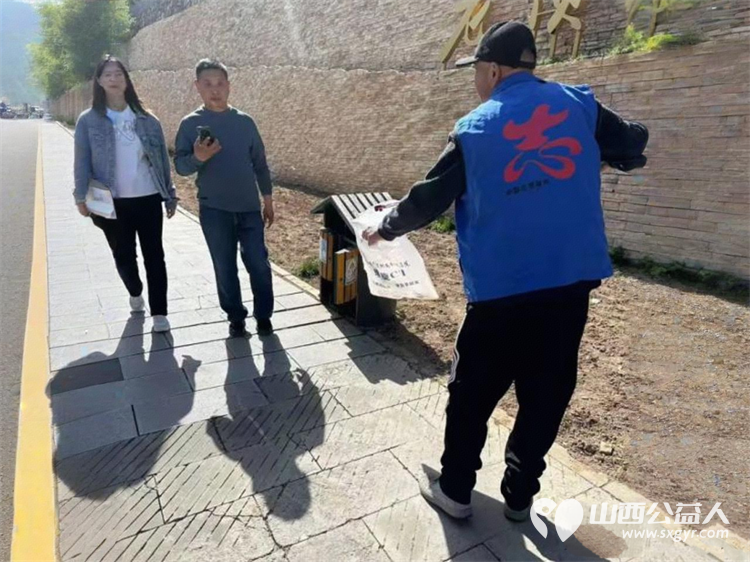 环保登山爱我家园----长治市小雨点公益志愿者协会志愿者来到老顶山森林公园进行环保登山爱我家园活动在景区内捡垃圾保护环境 - 第3张