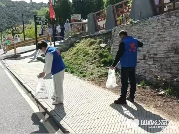 环保登山爱我家园----长治市小雨点公益志愿者协会志愿者来到老顶山森林公园进行环保登山爱我家园活动在景区内捡垃圾保护环境 - 第5张