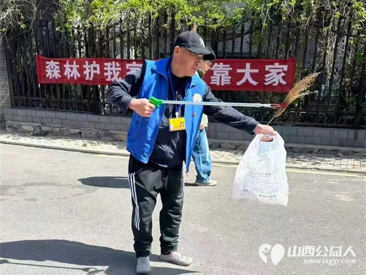 环保登山爱我家园----长治市小雨点公益志愿者协会志愿者来到老顶山森林公园进行环保登山爱我家园活动在景区内捡垃圾保护环境 - 第6张
