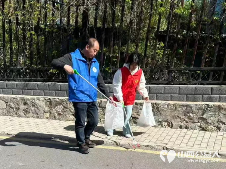 环保登山爱我家园----长治市小雨点公益志愿者协会志愿者来到老顶山森林公园进行环保登山爱我家园活动在景区内捡垃圾保护环境 - 第4张