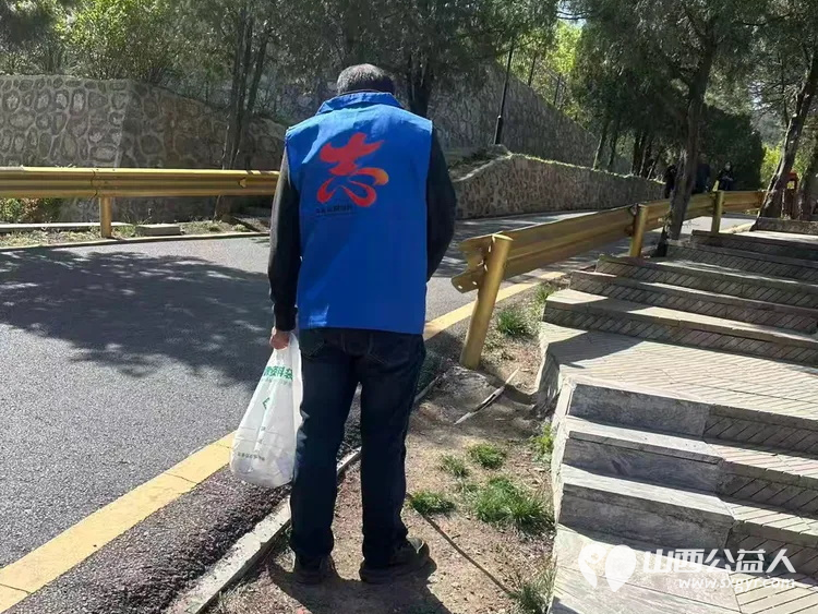 环保登山爱我家园----长治市小雨点公益志愿者协会志愿者来到老顶山森林公园进行环保登山爱我家园活动在景区内捡垃圾保护环境 - 第8张