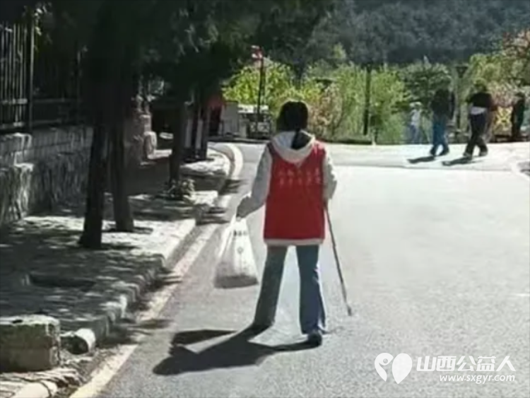 环保登山爱我家园----长治市小雨点公益志愿者协会志愿者来到老顶山森林公园进行环保登山爱我家园活动在景区内捡垃圾保护环境 - 第9张