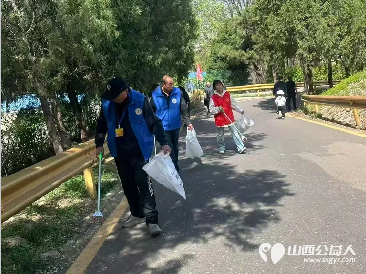 环保登山爱我家园----长治市小雨点公益志愿者协会志愿者来到老顶山森林公园进行环保登山爱我家园活动在景区内捡垃圾保护环境 - 第2张