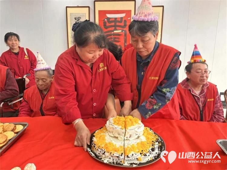 温情四月寿星齐聚----太原市杏花岭区比家美慈爱养护院把爱与暖藏进了时光里为寿星们准备好了精致的生日蛋糕愿长辈们福寿安康岁岁长安福寿绵绵无绝期 - 第2张