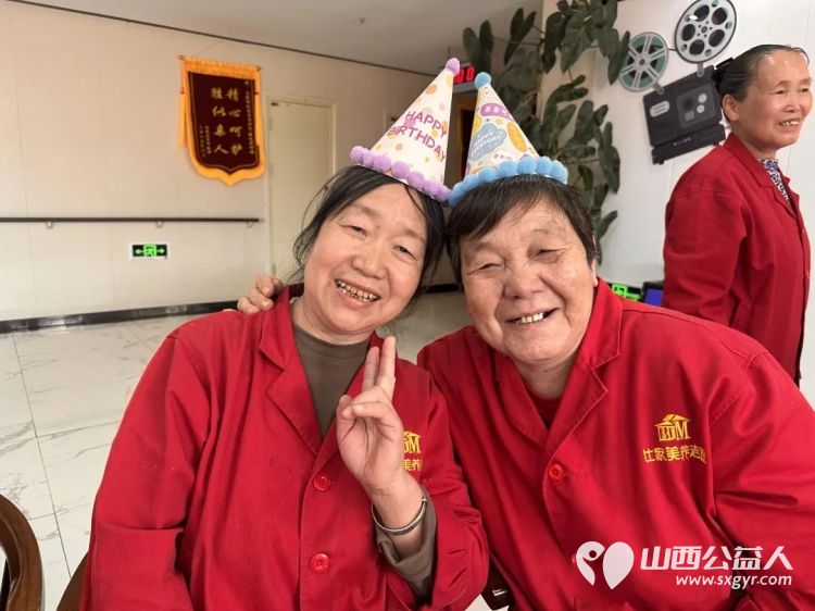 温情四月寿星齐聚----太原市杏花岭区比家美慈爱养护院把爱与暖藏进了时光里为寿星们准备好了精致的生日蛋糕愿长辈们福寿安康岁岁长安福寿绵绵无绝期 - 第3张