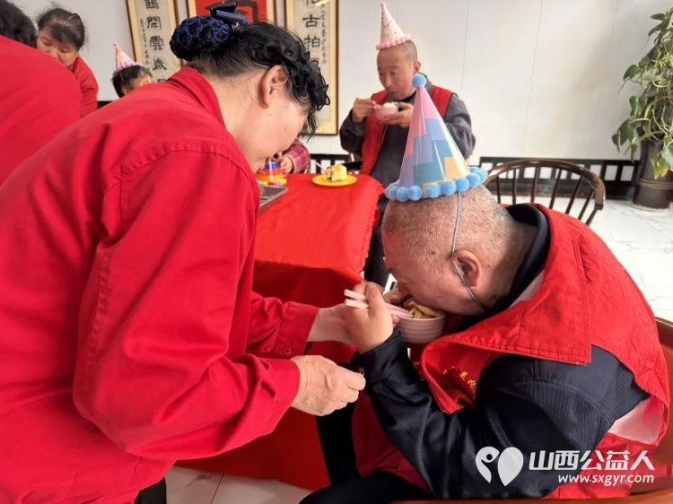 温情四月寿星齐聚----太原市杏花岭区比家美慈爱养护院把爱与暖藏进了时光里为寿星们准备好了精致的生日蛋糕愿长辈们福寿安康岁岁长安福寿绵绵无绝期 - 第5张
