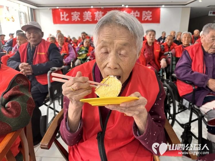 温情四月寿星齐聚----太原市杏花岭区比家美慈爱养护院把爱与暖藏进了时光里为寿星们准备好了精致的生日蛋糕愿长辈们福寿安康岁岁长安福寿绵绵无绝期 - 第7张