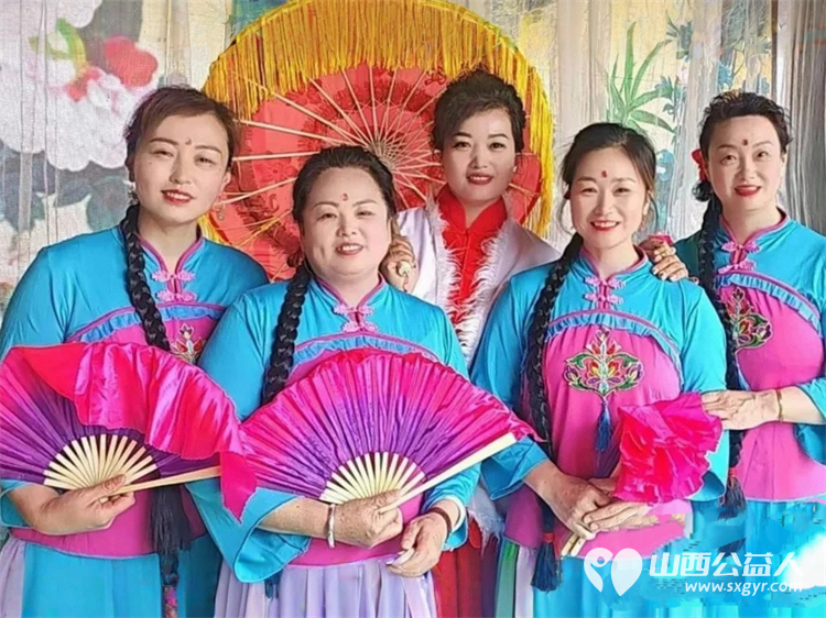 春风送暖入乡野公益温情润民心 五台公益之家的志愿者们奔赴东冶镇永兴村用载歌载舞的文艺盛宴用贴心入微的免费理发服务为这片乡土注入了别样的温情 - 第2张