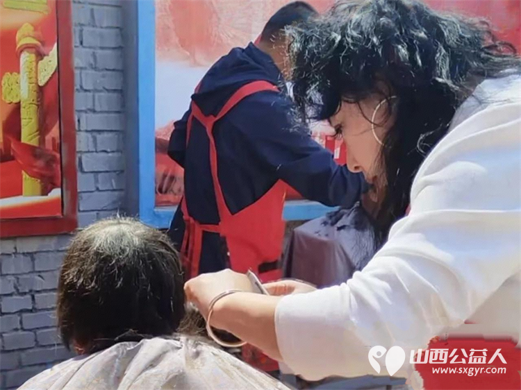 春风送暖入乡野公益温情润民心 五台公益之家的志愿者们奔赴东冶镇永兴村用载歌载舞的文艺盛宴用贴心入微的免费理发服务为这片乡土注入了别样的温情 - 第12张